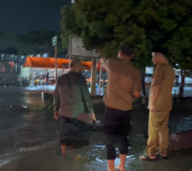 Wali Kota Pekanbaru Tinjau Lokasi Banjir di Tengah Hujan Dinihari