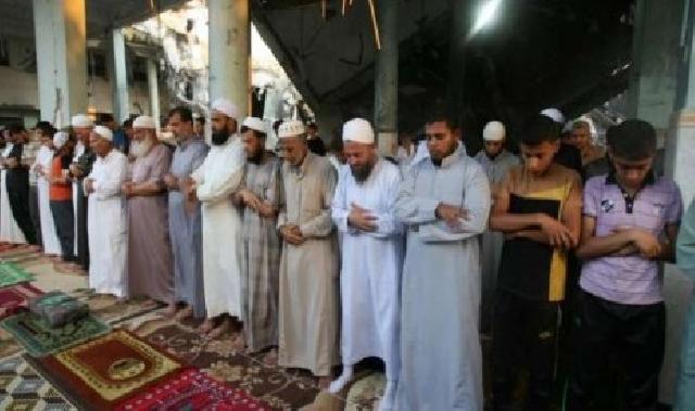  Ya Ampun, Muslim Palestina Salat Idul Fitri di Gereja  