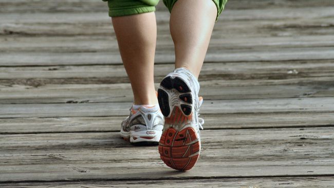 Mana yang Lebih Baik: Joging di Tempat 10 Menit vs Jalan Kaki 45 Menit?