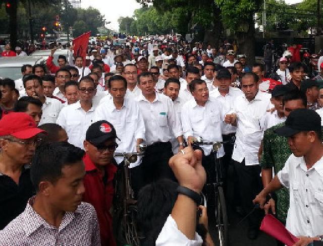 Jokowi-JK Ngegowes Onthel ke KPU
