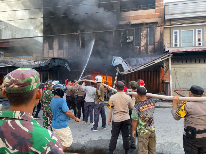 Si Jago Merah Lahab Habis Ruko Penyimpanan BBM Pertalite dan Gas Elpiji di Meranti