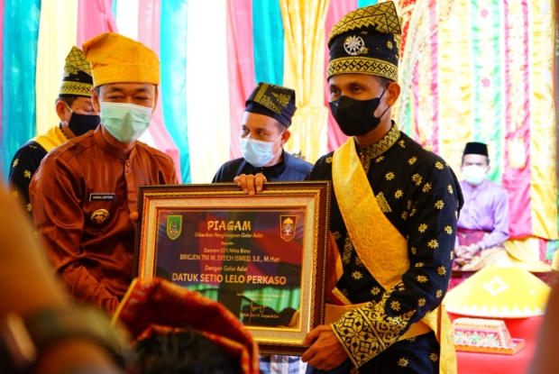 Danrem 031 Wirabima Terima Gelar Datuk Setio Lelo Perkaso Dari LAM Rohil