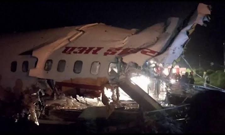 Pesawat India Tergelincir dan Terbelah Dua,  17 Orang Tewas