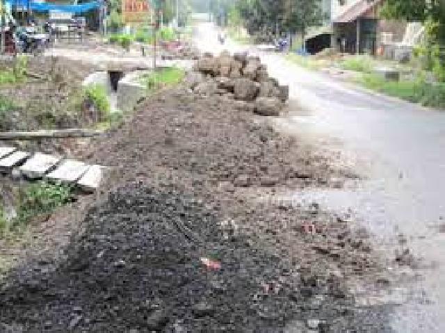 Tumpukkan Material Ancam Keselamatan Pengendara