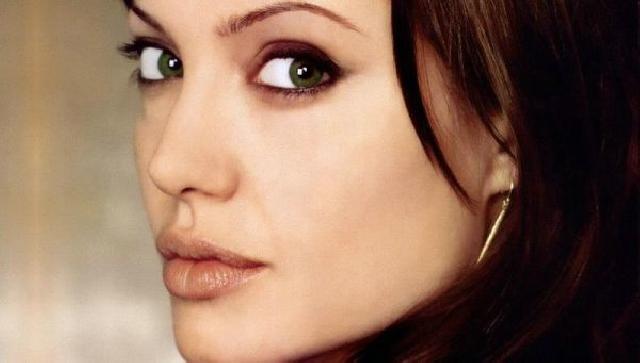  Masa Kelam Angelina Jolie Diungkap Mantan Pengasuh