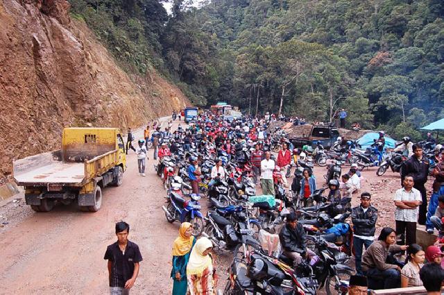 Putus, Jalan Sumbar-Riau Macet Sepanjang 10 Kilometer 