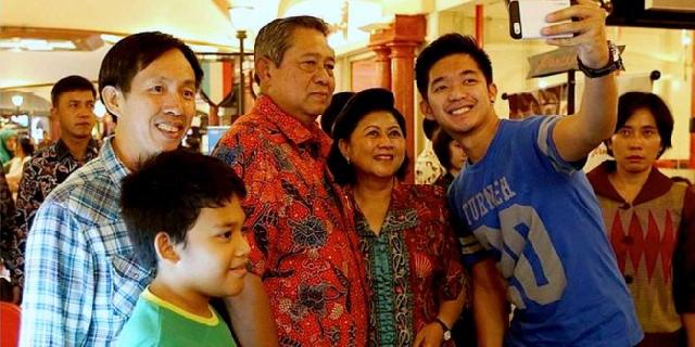  Inilah Gaya Presiden SBY dan Ibu Ani saat Foto Selfie