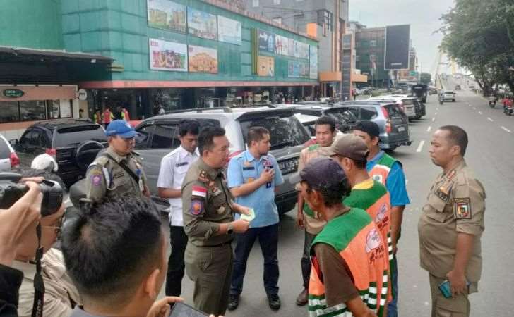 Tarif Parkir Turun dari Rp2.000 Jadi Rp1.000, Satpol PP Pekanbaru Sosialisasikan ke Jukir dan Masyarakat