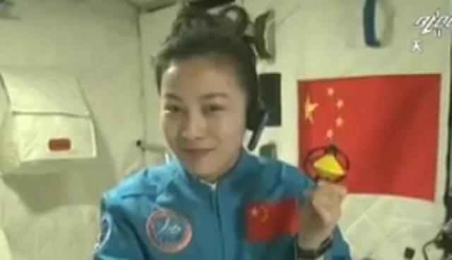 Wow, Astronot Cantik China Mengajar dari Luar Angkasa