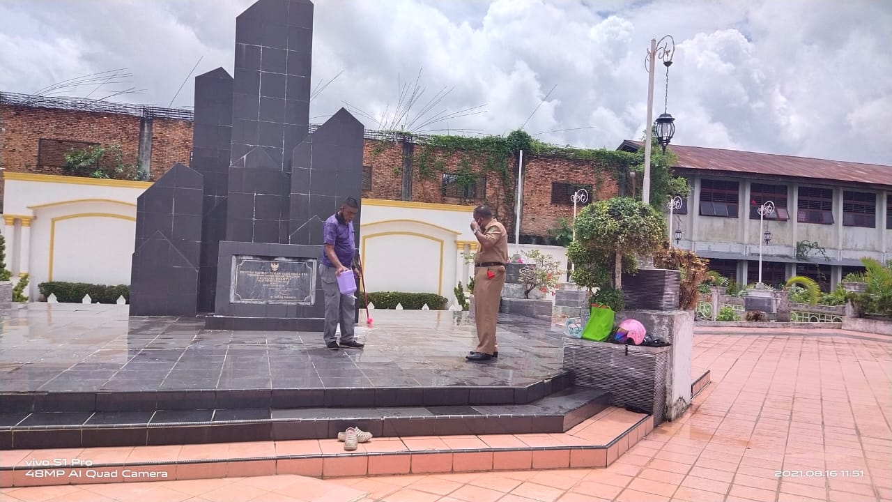 Sambut Hari Kemerdekaan RI,Kadis DLH Lakukan Pembenahan Di Taman Makam Pahlawan