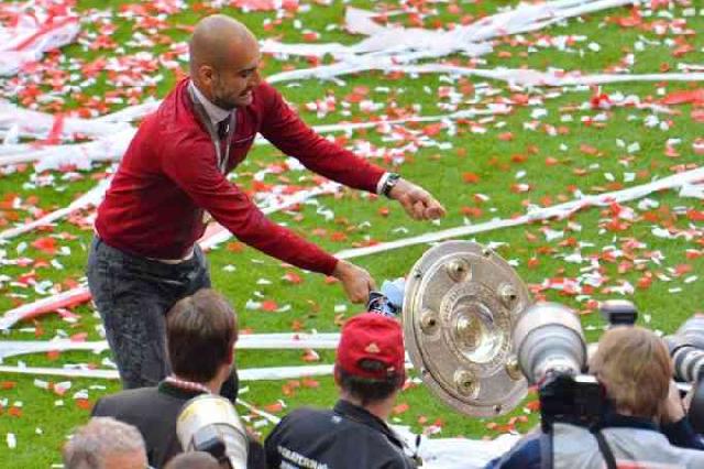  Walah, Guardiola Jatuhkan Trofi Bundesliga