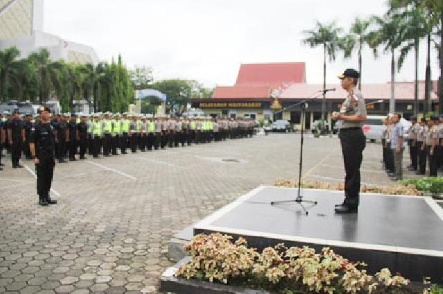  Ribuan Polisi di Riau Siap Amankan Pemilu 2014 