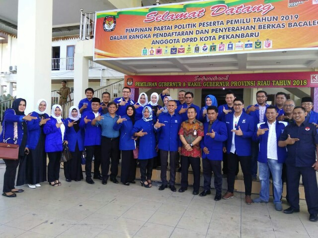 Rentak Kompang Melayu Iringi 45 Caleg PAN Pekanbaru ke Kantor KPU