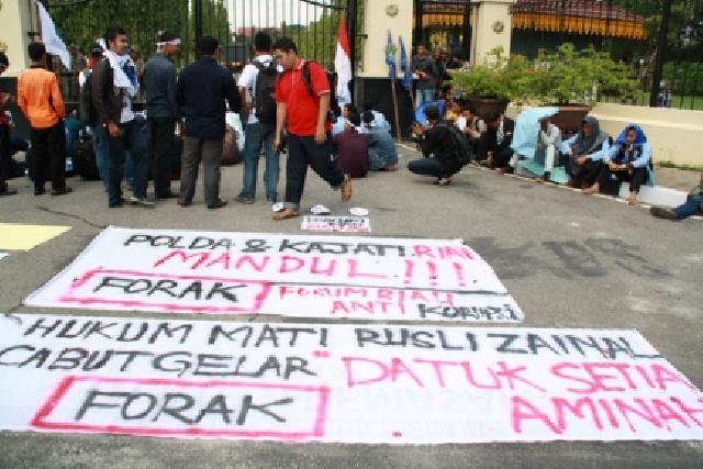 Dianggap Lamban Berantas Korupsi, Pendemo Potong Ayam di Kejati Riau