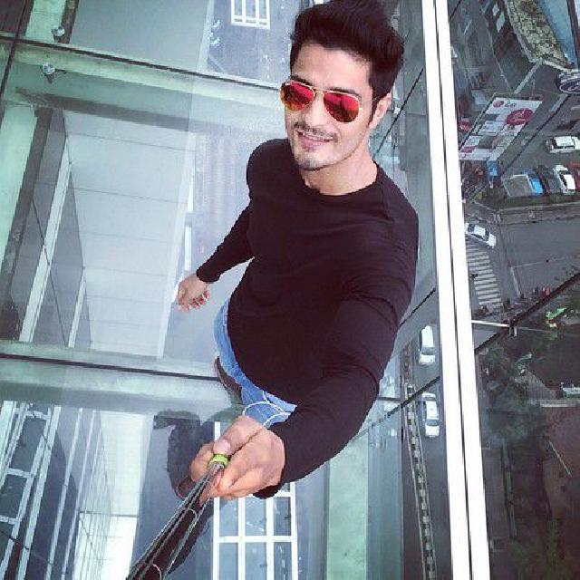 Merinding, Vin Rana Nekat Selfie di Atas Gedung Lantai 18