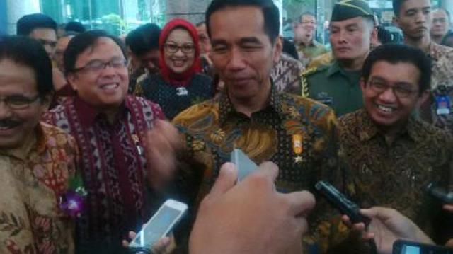  Jokowi: Jangan Panik, Kita Masih Punya Duit Cukup