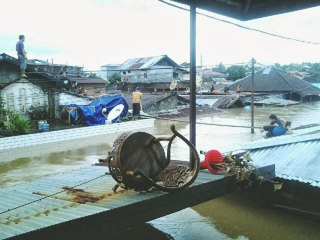  Hebat, Nenek 78 Tahun Ini Selamatkan Cucu dari Banjir 