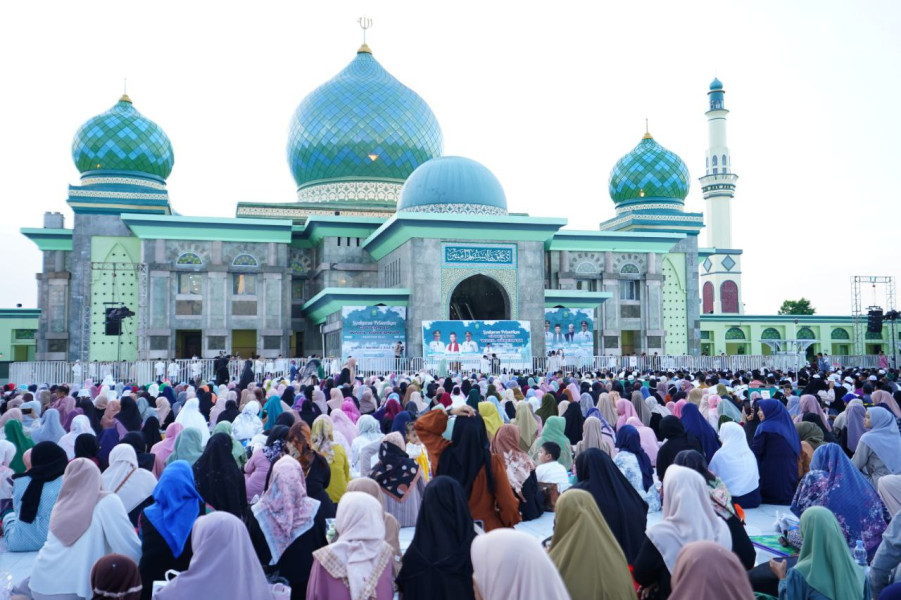 Ribuan Warga Padati Masjid Raya Annur Riau, Buka Puasa Bersama Gubri dan Wagubri