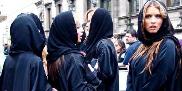  Mantan Model Playboy Ini Berhijab Setelah Masuk Islam