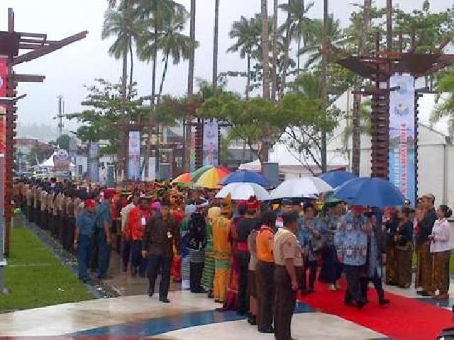   SBY di Sail Raja Ampat, Hujan Mengguyur
