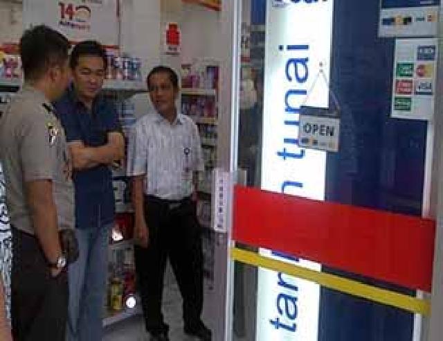 Rampok Bongkar ATM di Alfamart Jalan Delima