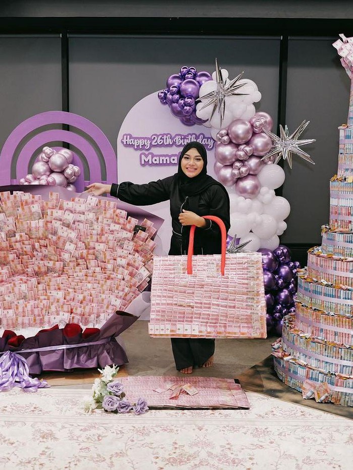 Uniknya Hadiah untuk Ultah ke-26 Aurel Hermansyah: Mulai Keset, Tas hingga Kue Bertingkat dari Uang Kertas