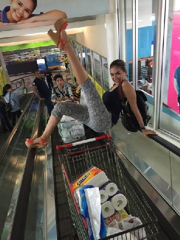 Nikita Mirzani Nekat Berpose Liar di Mall