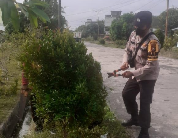 Polsek Rupat Utara Bersama Warga Lakukan Gotong Royong di Desa Tanjung Medang