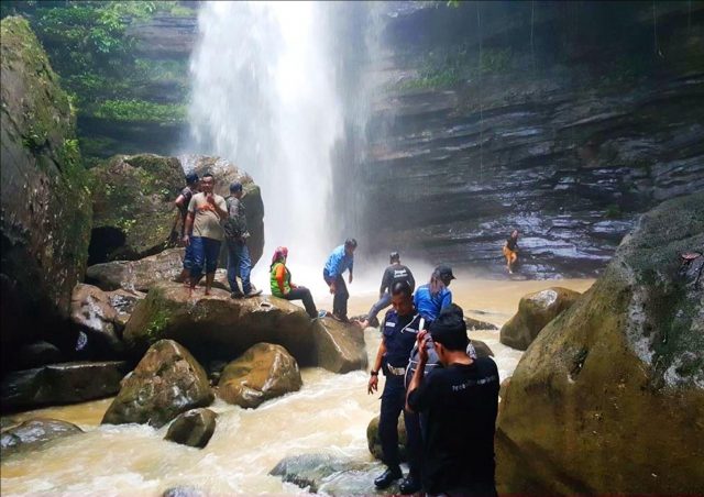 Asiknya Menikmati Deru Air dan Karang di Air Terjun Tembinus dekat IKN: Jadi Lupa Pulang!