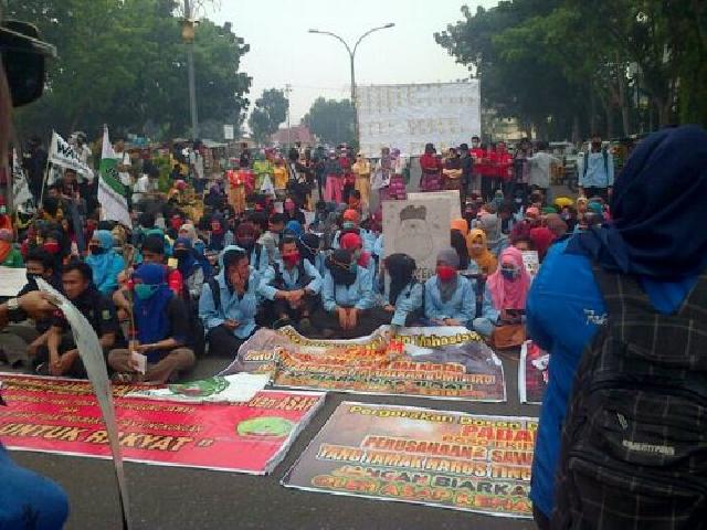   Berbagai Kelompok Massa di Riau Gelar Aksi Terkait Kabut Asap