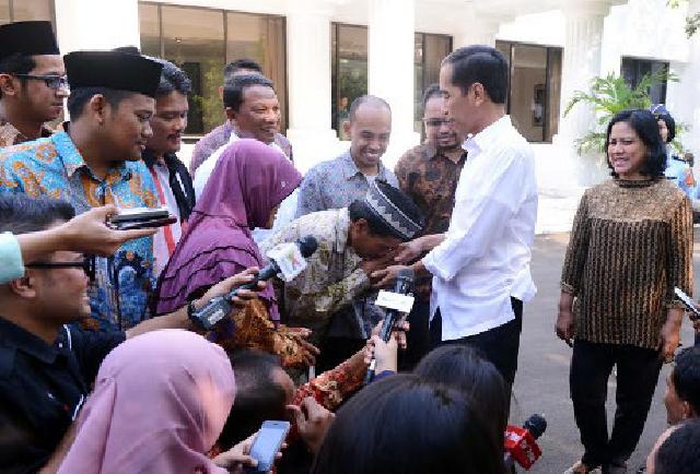  Ibunda Penghina Jokowi Diberi Amplop Uang oleh Ibu Negara