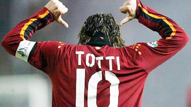  Kostum Nomor 10 AS Roma Milik Francesco Totti Selamanya