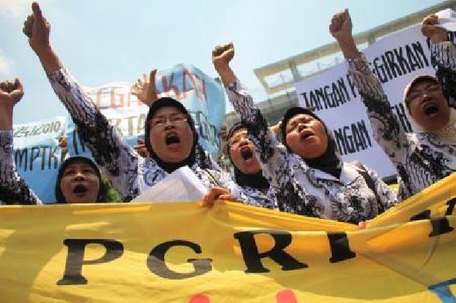  Gantikan Isjoni ,  Syahril Nahkoda Baru Ketua PGRI Riau