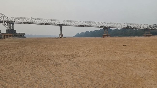 Penampakan Sungai Barito Mengering Bak Gurun Pasir Akibat Kemarau Panjang