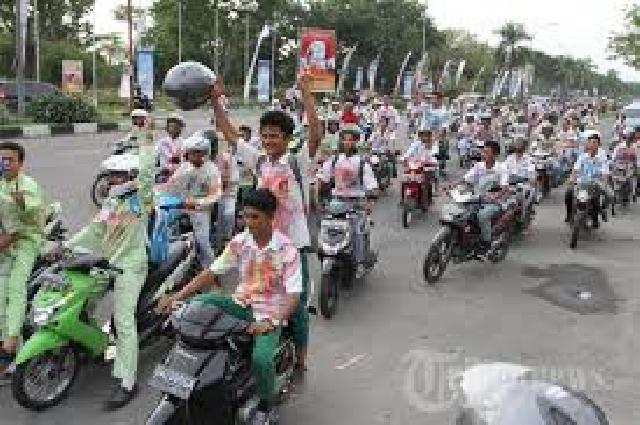 Gembira, Siswa Lulus UN Konvoi Keliling Kota Pekanbaru