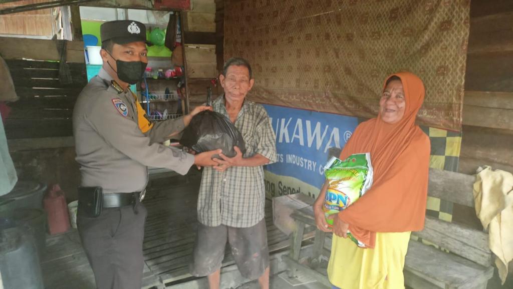 Polsek Siak Kecil Bantu Warga Lansia di Desa Tanjung Datuk