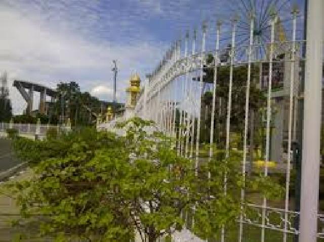 Weleh, Kantor Gubernur Riau Dicat Putih