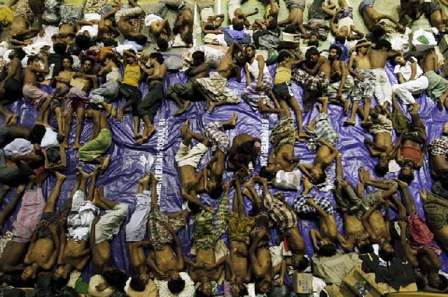  Ya Ampun, Para Imigran Saling Tusuk untuk Bertahan Hidup