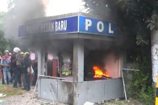 Demo Tolak Kenaikan Harga BBM, Pos Polisi di Medan Dibakar Massa 
