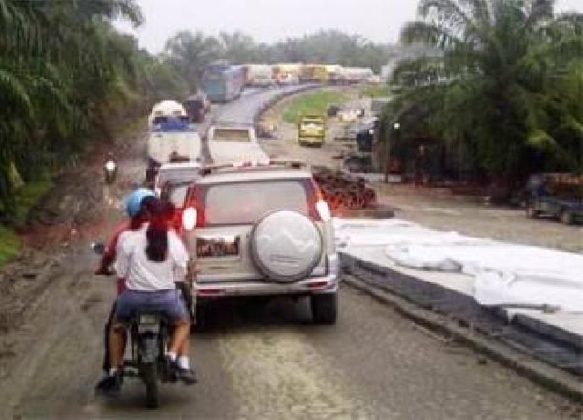 Akibat Kerusakan, Jalan Pekanbaru-Duri Ditempuh 9 Jam