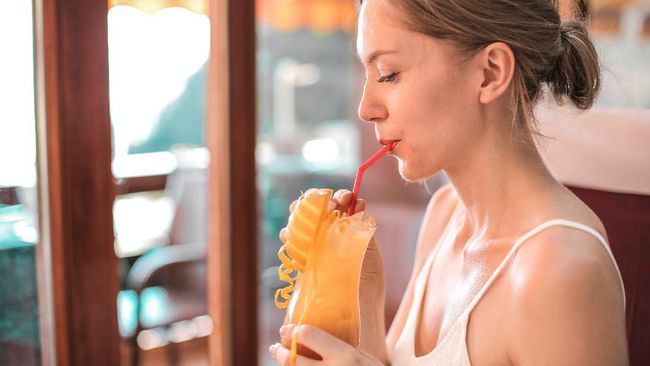 Benarkah Minum Pakai Sedotan Bikin Kulit Cepat Keriput? Ini Kata Pakar