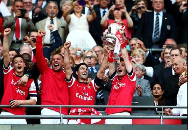 Akhirnya Arsenal Angkat Piala Setelah 9 Tahun