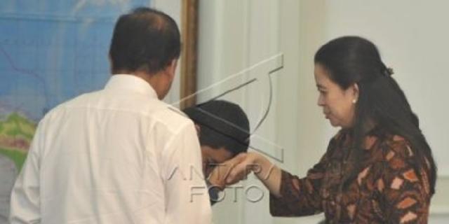 Waduh, Menteri Yuddy Cium Tangan Menteri Puan Masih Lebih Tua