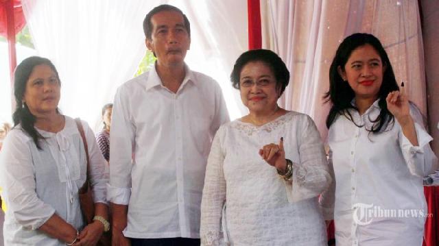  Sekali Lagi, Jokowi Bantah Berseteru dengan Puan