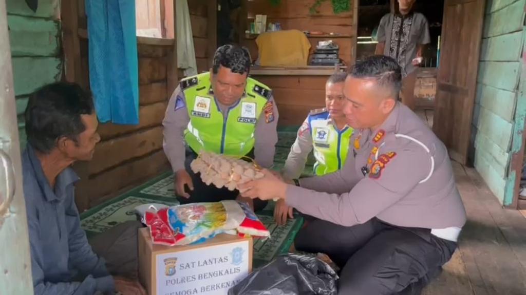 Atensi Kapolres Bengkalis, Satlantas Bantu Warga yang Kurang Mampu