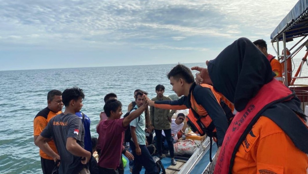 Cuaca Buruk, 5 Korban Kecelakaan Kapal di Selat Malaka Ditemukan Selamat