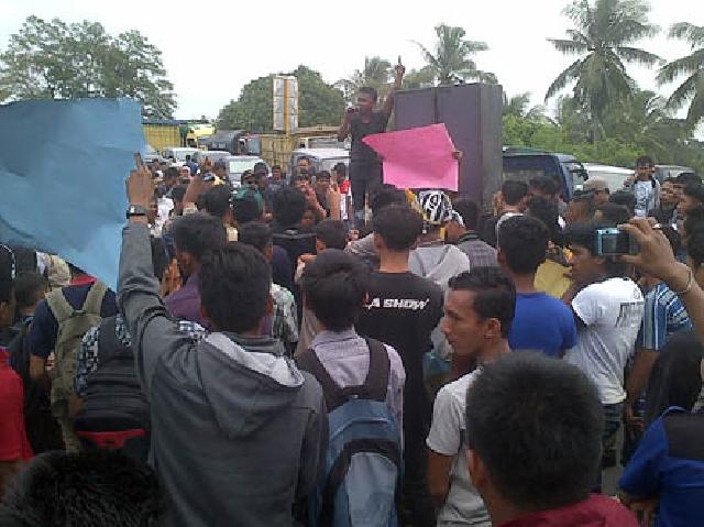 Blokir Jembatan Danau Bengkuang, Ratusan Mahasiswa Demo Bupati Kampar