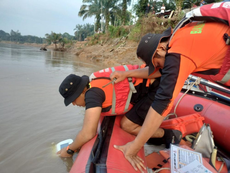 Perahu Pemancing Tenggelam di Inhu, Dua Selamat Satu Orang Lagi Masih Hilang