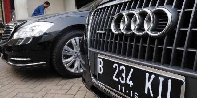 Akil Mochtar, Wakil Tuhan yang Punya Puluhan Mobil Mewah