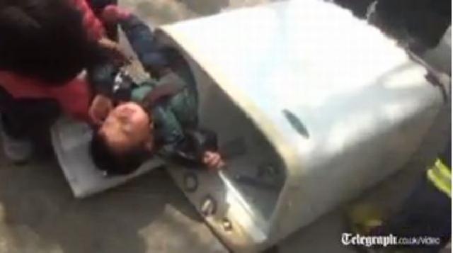Ya Ampun, Bocah Dua Tahun Terjebak di Dalam Mesin Cuci